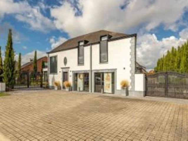 Mooie ruime villawoning met praktijkruimte aan huis