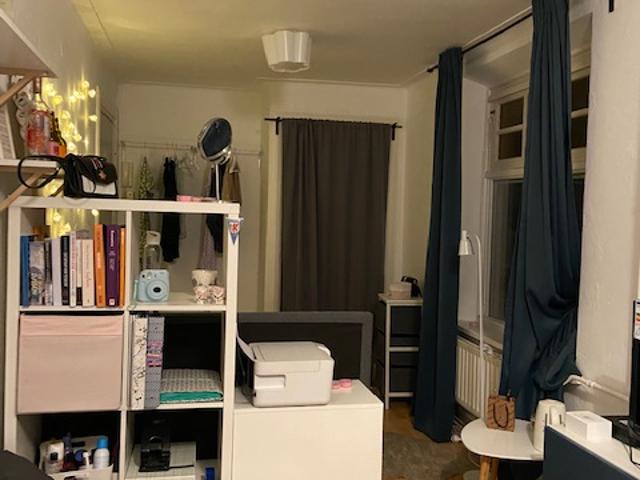 MOOIE RUIME KAMER MET WASTAFEL
