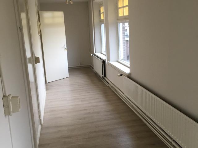 Mooie ruime kamer met wastafel in sfeervol huis