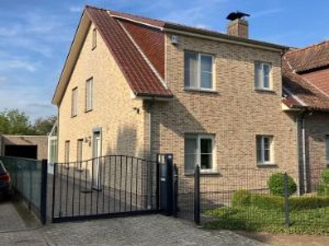 Mooie, ruime rustig gelegen halfopen bebouwing nabij centrum