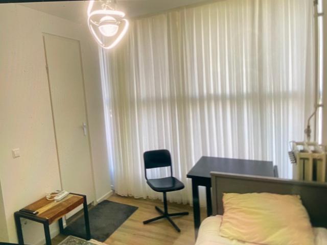 Mooie studiokamer geheel gestoffeerd