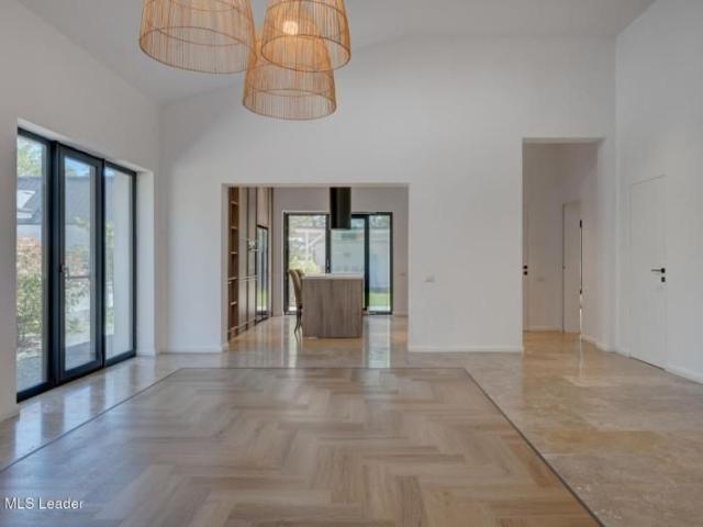 MOON VILLA ASTORIA, 212 MP TOTAL, 800 MP LOT, LA CHEIE!