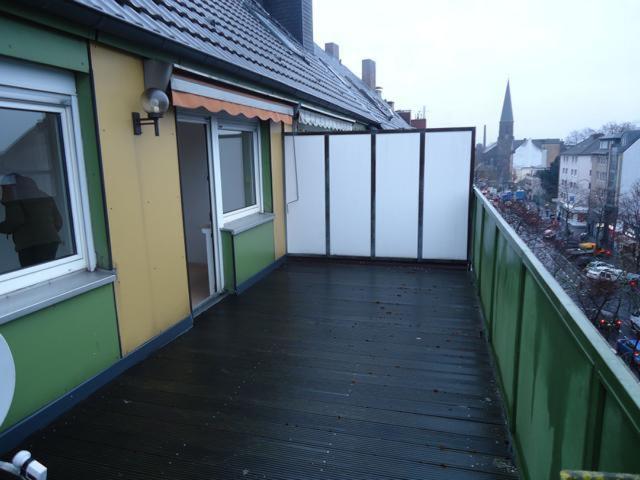 möbliert. Terrassen Apartment mit Wohnküche. TH+FH+Flughafen+Zentrum gut erreichbar