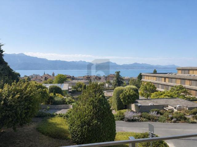 EINGERICHTET MIT BLICK AUF DEN SEE