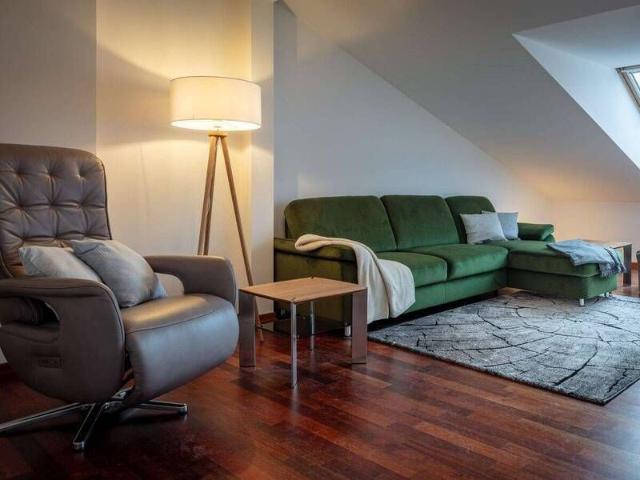 Möblierte Dachgeschosswohnung mit Fahrstuhl mitten in der Hauptstadt