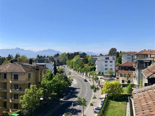 MÖBLIERTE WOHNUNG IM STADTTEIL CHAILLY MIT SEEBLICK