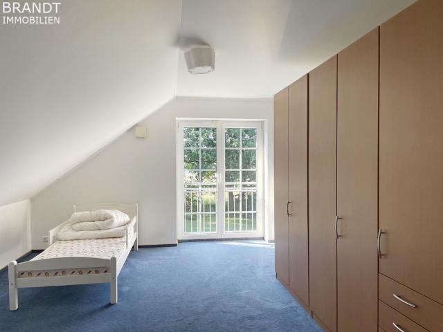 Möbliertes Haus mit großem Garten, 3 Schlafzimmern und 2 Bädern in HH Stellingen