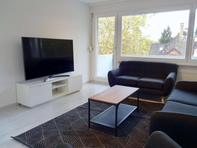 Möbliertes Zimmer in 4er WG mit grossem Wohnzimmer & Balkon