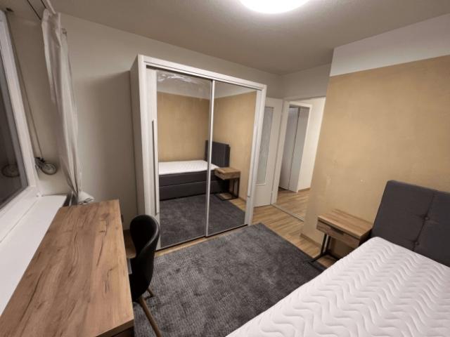 Möbliertes Zimmer in modernisierter Wohnung an top Lage