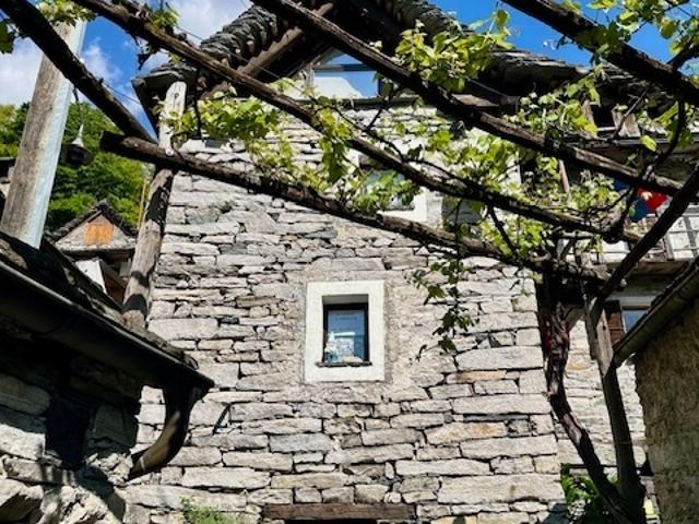 Möbliertes 3 Zimmer Rustico im historischen Corippo Verzascatal