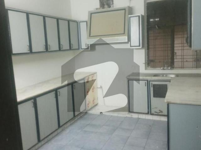 Modal twon link road near peco road 10 marla dubal unit house 4 bad house for rent model town block q