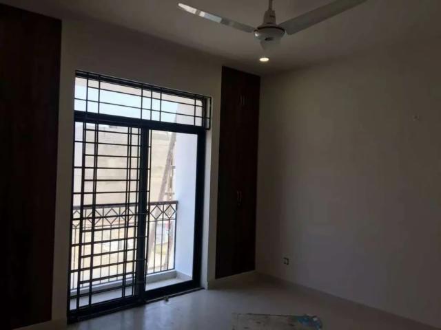 Modal colony 133 yeards 4 bed dabal story very. Old. not demolishable Karachi Model Colony Malir ID 68776