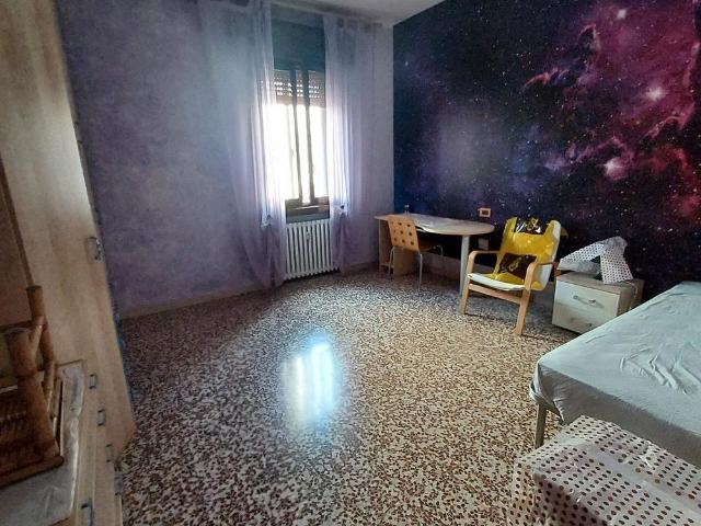 Modena camera matrimoniale libera da subito