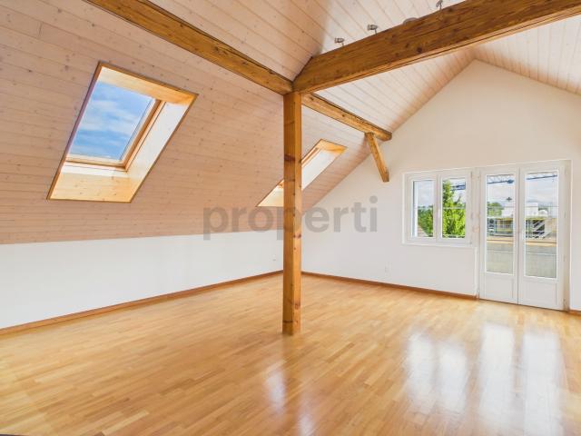 Modern 3.5 Zimmer Dachwohnung mit Balkon, Obfelden
