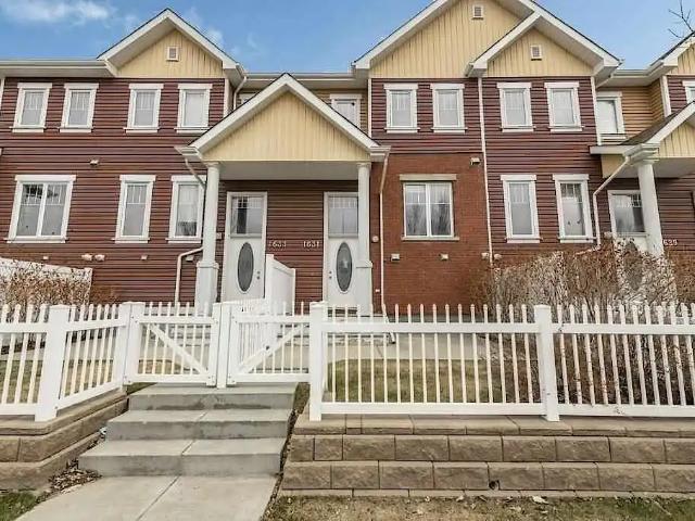 Modern 3 bed & 2.5 bath townhouse with double attach garage in Terwillegar