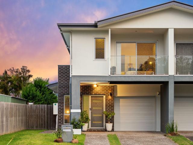 Modern 3 bed duplex with dual living areas