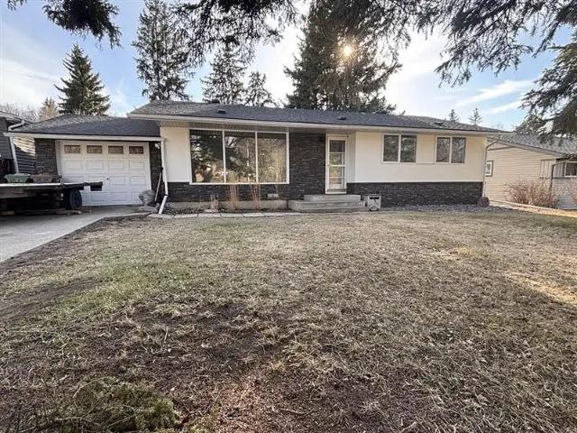 Modern 3 Bed Main Floor | Single Garage | Extended Driveway | Private Yard