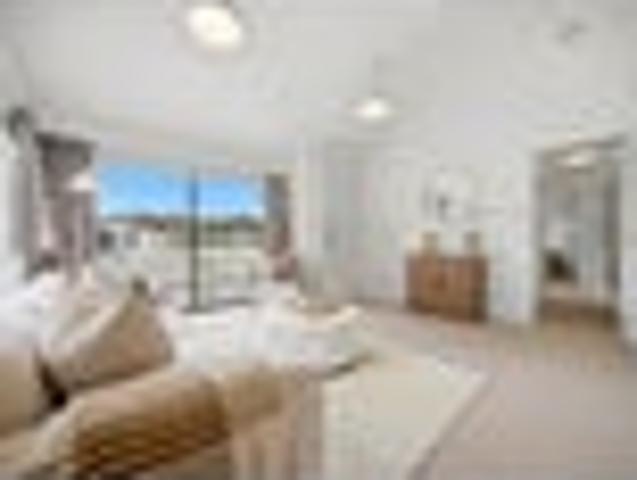 Modern 3 Bed with Expansive Backyard