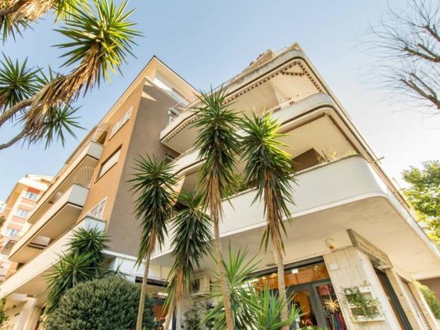 Modern 3 Bedroom Oasis with Wraparound Balcony & Conservatory in Rome Cribmed