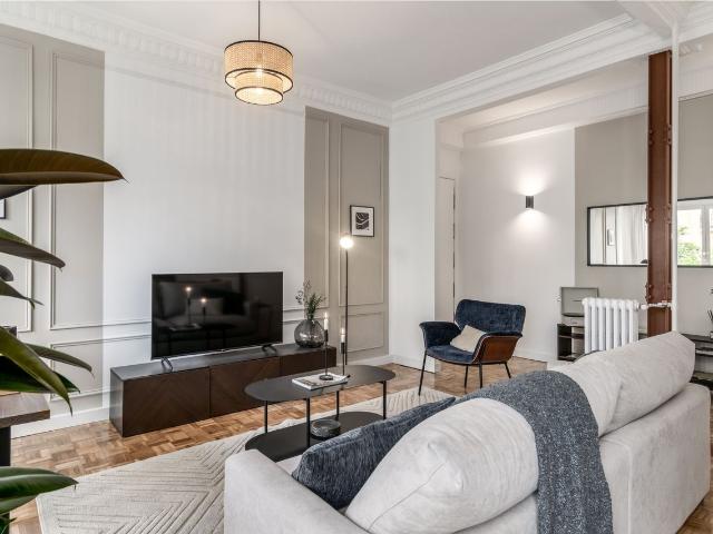 Modern 3 Bedroom Apartment with Office and Air Conditioning in Bravo Murillo, Madrid Amsterdam Apartments for Rent