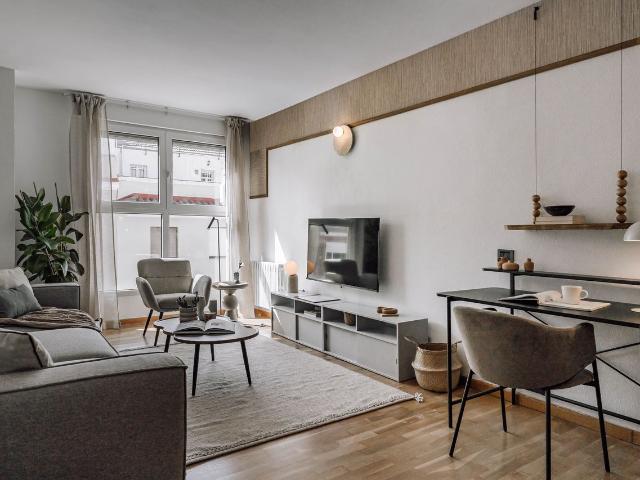 Modern 3 Bedroom Apartment with AC and Designer Furnishings in Chamberí, Madrid Amsterdam Apartments for Rent