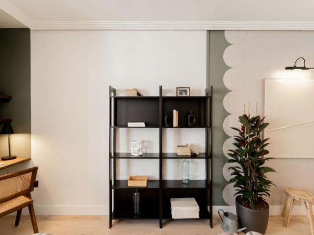 Modern 3 Bedroom Apartment with Ducted Air Conditioning and Designer Furnishings, Madrid Amsterdam Apartments for Rent