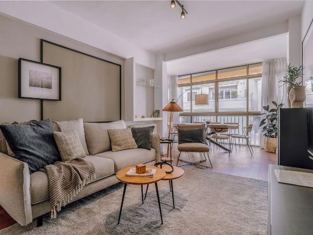 Modern 3 Bedroom Apartment with Designer Finishes in Cristóbal Bordiú, Madrid Amsterdam Apartments for Rent