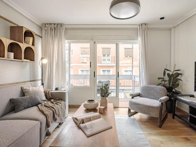 Modern 3 Bedroom Apartment with High Speed WiFi and SmartTV in Trueba y Fernández, Madrid Amsterdam Apartments for Rent