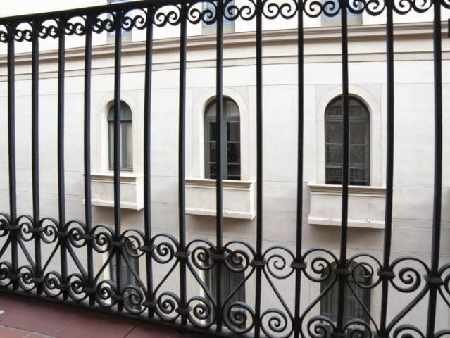 Modern 3 bedroom apartment for rent near La Rambla in central Ciutat Vella