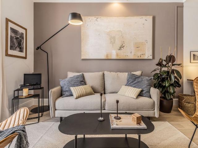 Modern 3 Bedroom Apartment in Madrazo with Designer Furnishings and High End Amenities, Madrid Amsterdam Apartments for Rent