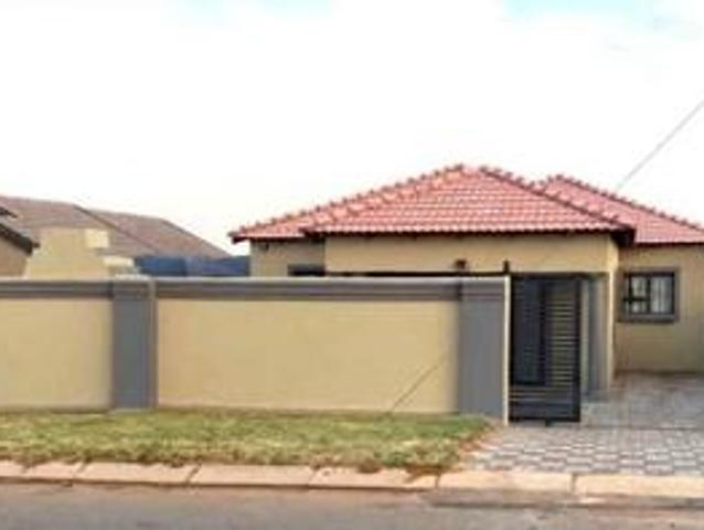 modern 3 bedroom famiy home on the m.