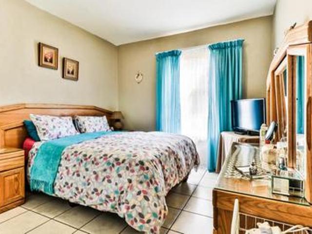 modern 3 bedroom first floor flat to.