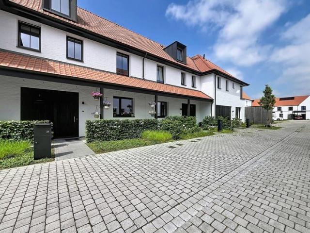 Modern 3 bedroom home with a garden, and parking space!