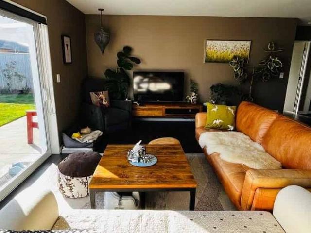 Modern 3 Bedroom Home with Solar Power in Lincoln