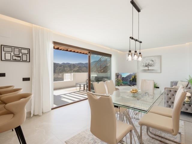 Modern 3 bedroom penthouse with jacuzzi & sea views in Almazara Hills, Istán