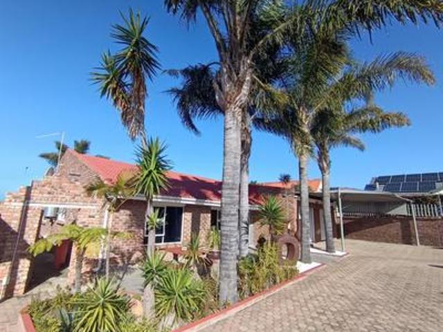 modern 3 bedroom, single level townh.