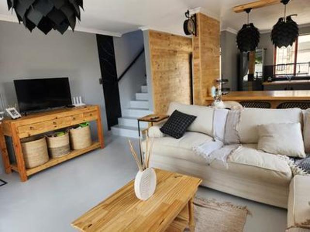 modern 3 bedroom townhouse to let in.