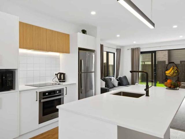 Modern 3 bedroom townhouse with garage!