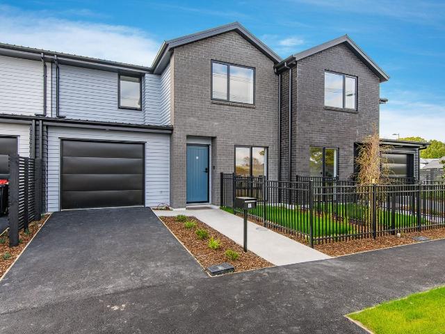 Modern 3 bedroom townhouse with garage!