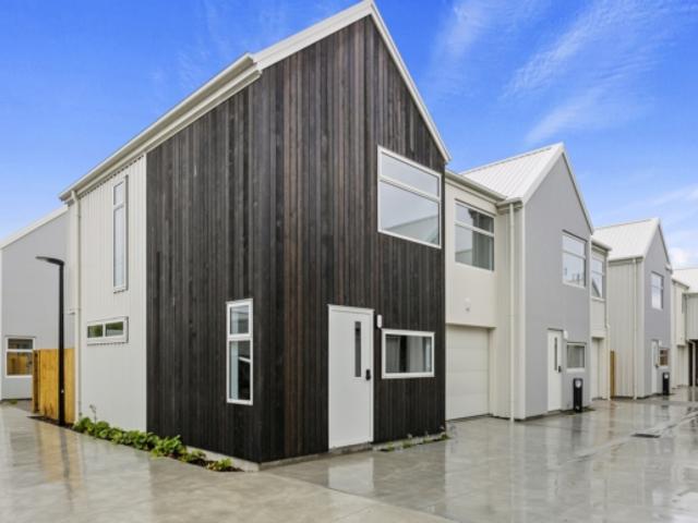 Modern 3 Bedroom Townhouse with Internal Access Garage