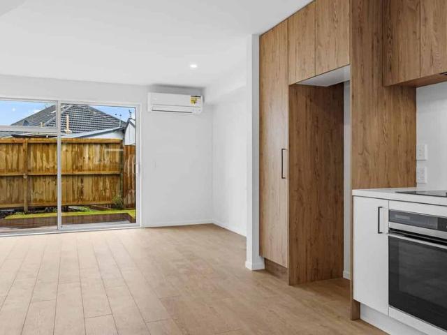 Modern 3 Bedroom Townhouse with Internal Access Garage