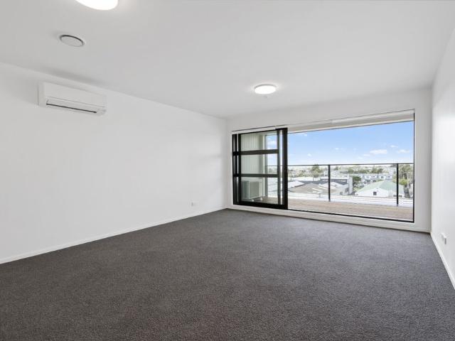 Modern 3 Bedroom, 2 Bathroom Apartment – Convenience & Comfort Combined