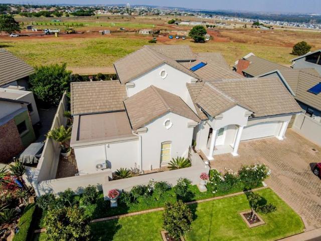 Modern 3 Bedroom, 2 bathroom house in Retire@Midstream Full Title for sale