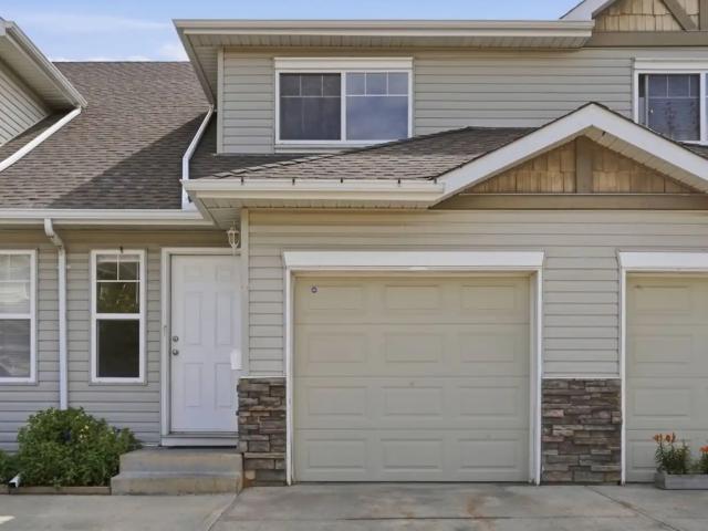 Modern 3BR Townhouse: 3 Parking Spots, Finished Basement & Bonus Room