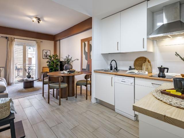Modern 1 Bedroom Apartment with AC and Designer Furnishings in Palafox Street, Madrid Amsterdam Apartments for Rent