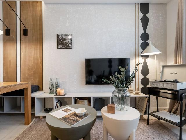Modern 1 Bedroom Apartment with Ducted AC and Designer Furnishings in Santísima Trinidad, Madrid Amsterdam Apartments for Rent