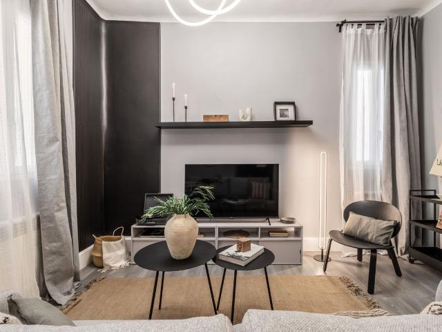 Modern 1 Bedroom Apartment with Designer Furniture in Don Ramon de la Cruz, Madrid Amsterdam Apartments for Rent