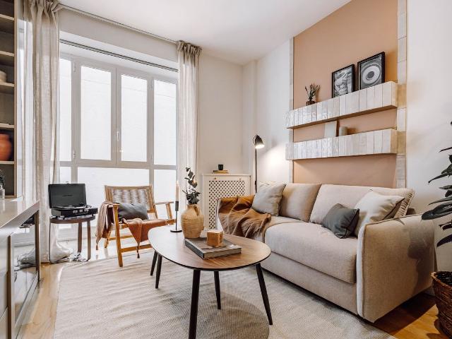 Modern 1 Bedroom Apartment with Private Office and Ducted Air Conditioning in Calle Málaga, Madrid Amsterdam Apartments for Rent