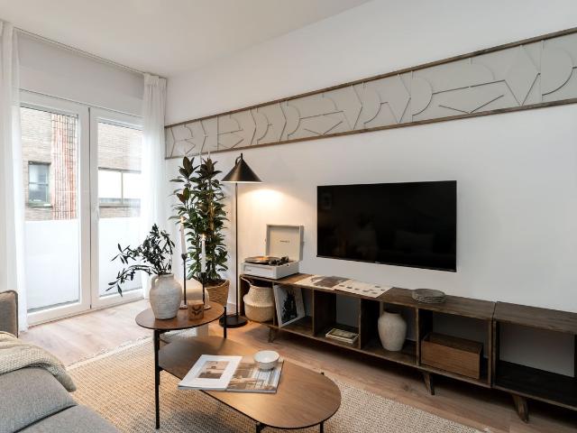 Modern 1 Bedroom Apartment with Shared Pool and Air Conditioning, Madrid Amsterdam Apartments for Rent