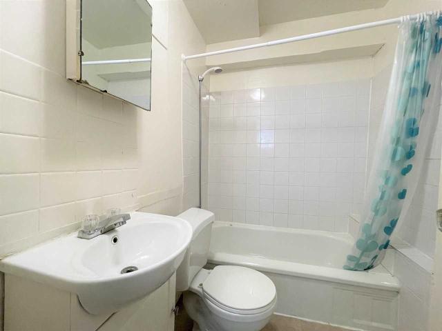 Modern 1 Bedroom Apartment for Rent at 2175 Robinson St, Regina, SK S4T 2P8 Cathedral